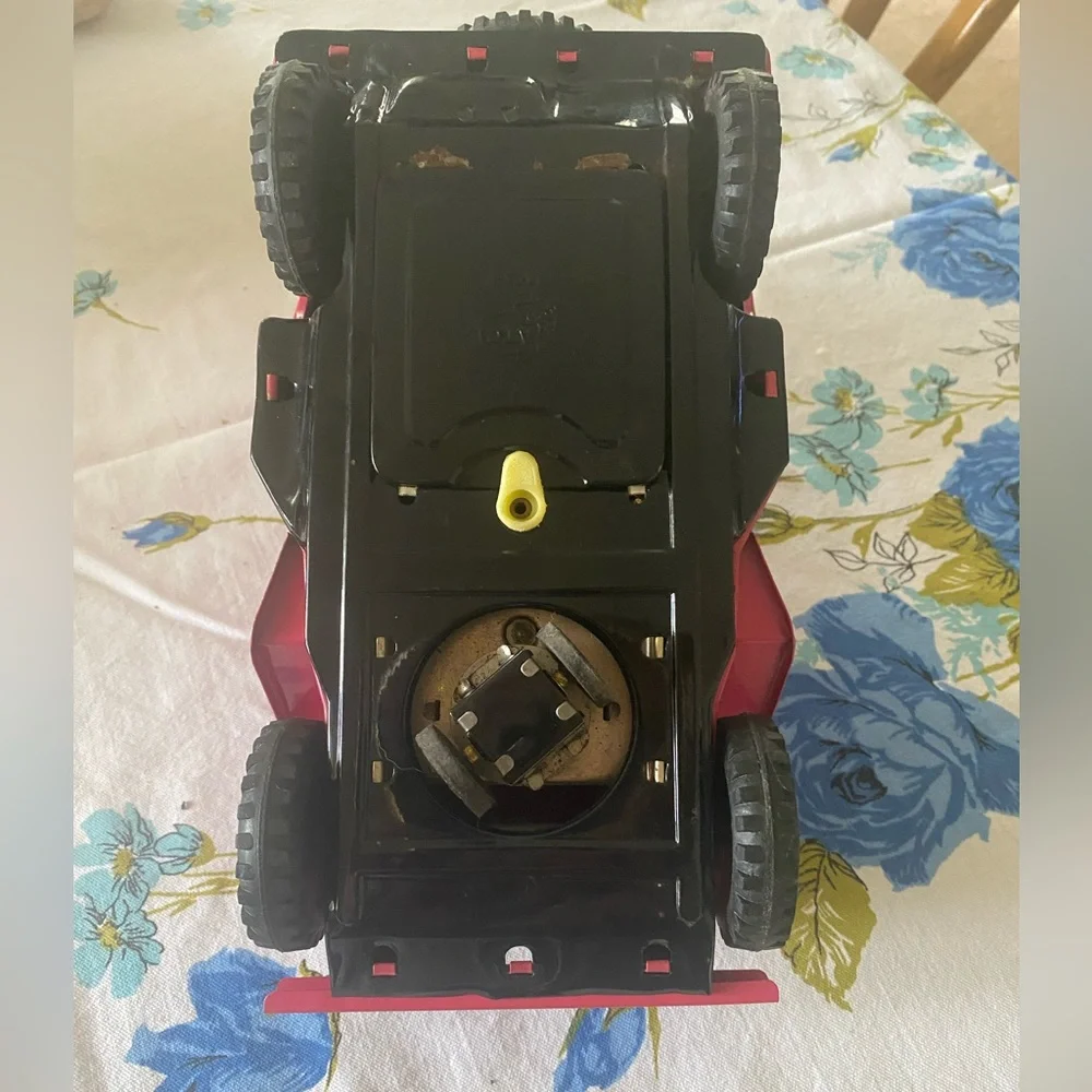 ‘60s Pink Metal Working Jeep